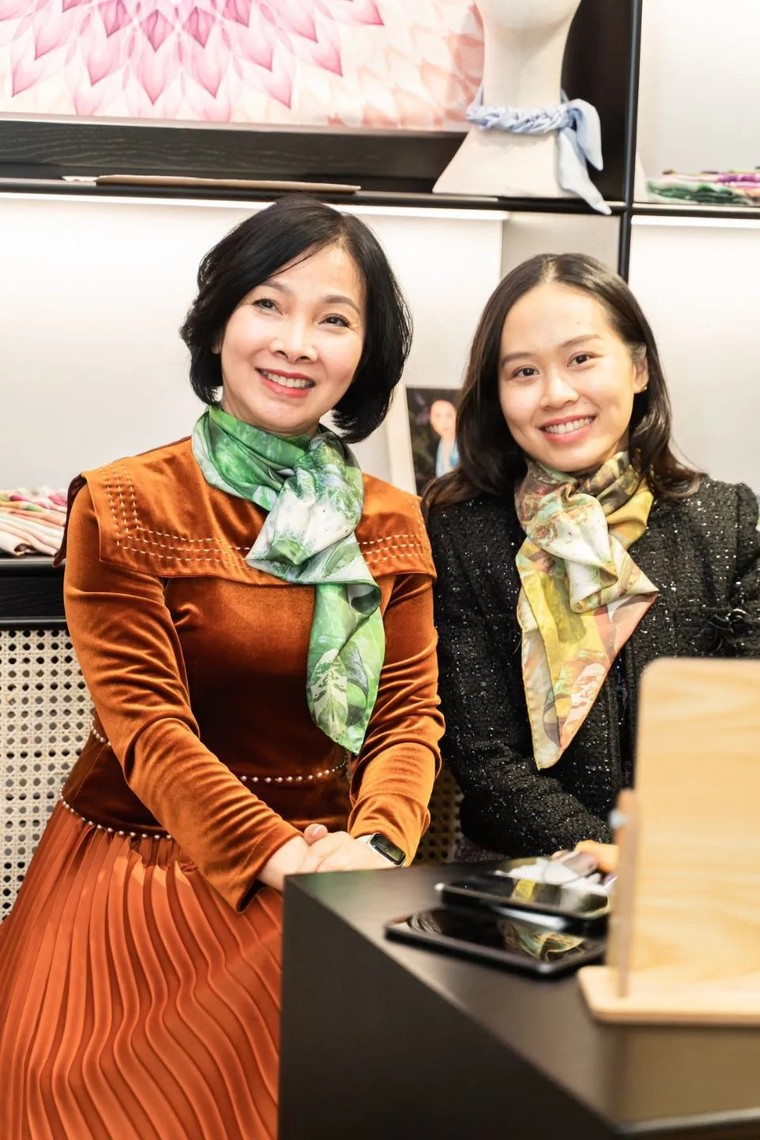 Học cách quàng khăn mùa lạnh, thú vui ưu nhã của quý cô Hà Nội ảnh 10