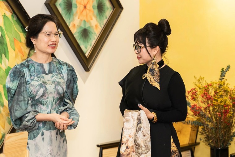 Học cách quàng khăn mùa lạnh, thú vui ưu nhã của quý cô Hà Nội ảnh 1