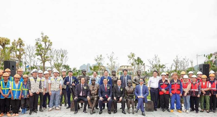 Biểu tượng vinh danh Người xây dựng trở thành điểm check in thú vị tại Vân Đồn ảnh 5