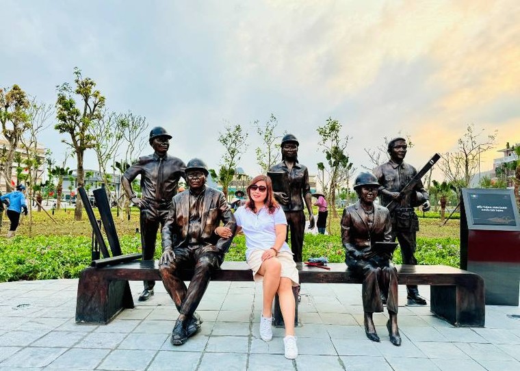 Biểu tượng vinh danh Người xây dựng trở thành điểm check in thú vị tại Vân Đồn ảnh 2