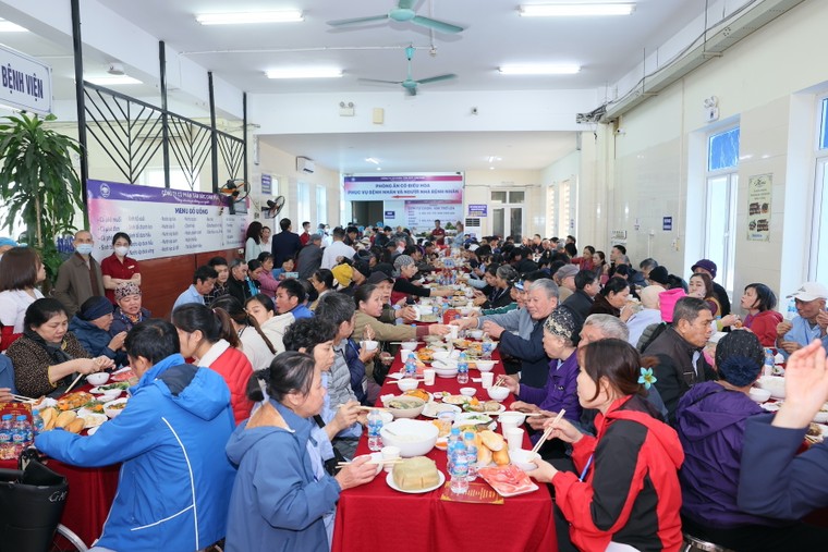 AstraZeneca đồng hành cùng Quỹ Ngày Mai Tươi Sáng mang yêu thương đến với bệnh nhân ung thư ảnh 2