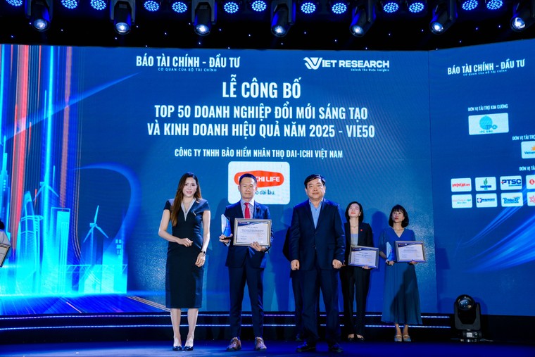 Dai-ichi Life Việt Nam nhận ba giải thưởng uy tín tại Diễn đàn Vietnam Summit 2025 ảnh 1