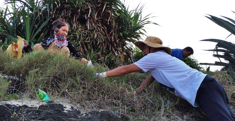 Bạn trẻ và bộ đội biên phòng nhặt rác bãi biển Lý Sơn ảnh 1