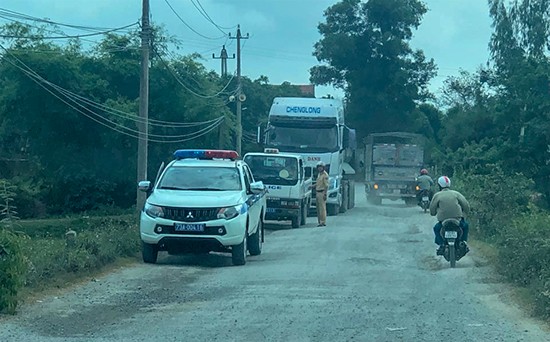 Quảng Bình không xử lý nổi một chiếc xe quá tải? ảnh 1