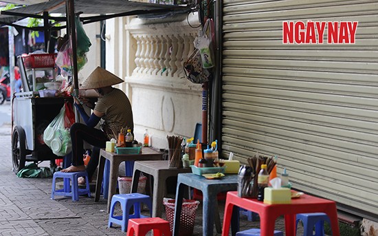 Người Sài Gòn cẩn trọng phòng COVID-19, phố phường thưa vắng ảnh 11