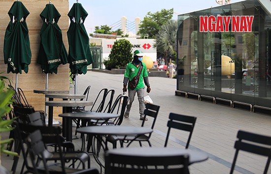 Người Sài Gòn cẩn trọng phòng COVID-19, phố phường thưa vắng ảnh 7