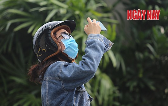 Người Sài Gòn cẩn trọng phòng COVID-19, phố phường thưa vắng ảnh 9