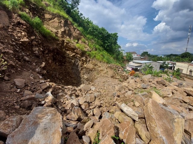 Đồng Nai: Bị tư nhân khai thác đất đá trái phép, một ngọn núi có nguy cơ bị san phẳng ảnh 1