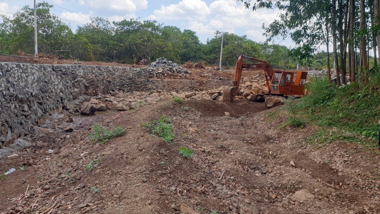 Đồng Nai: Một con suối sinh thái lâu đời bị tư nhân xây kè ép, dân sống trong nỗi lo lũ cuốn ảnh 1