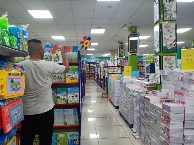 Từ lớp 1 đến lớp 12, học sinh bị 'bao vây' bởi hơn 300 đầu sách giáo khoa và sách bổ trợ? ảnh 3