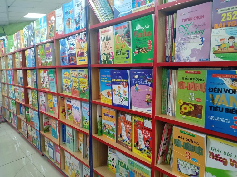 Từ lớp 1 đến lớp 12, học sinh bị 'bao vây' bởi hơn 300 đầu sách giáo khoa và sách bổ trợ? ảnh 2
