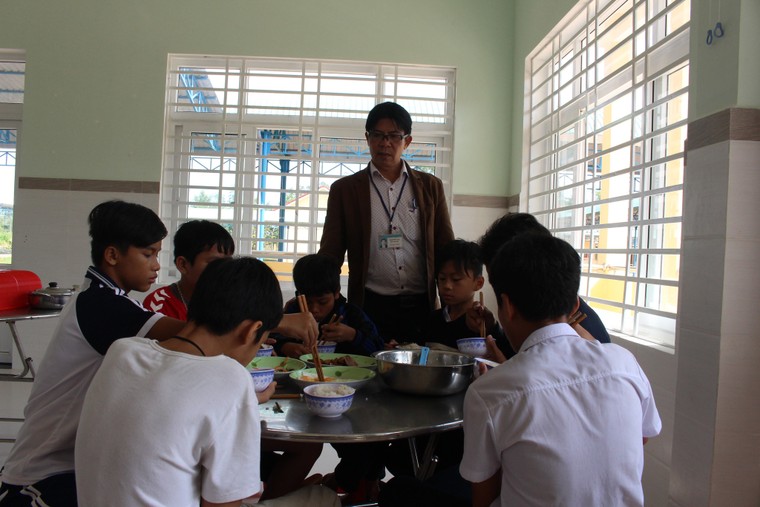 Người đàn ông và những đứa trẻ bị bỏ rơi… ảnh 3