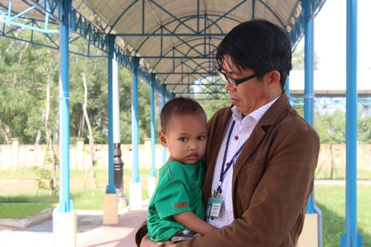 Người đàn ông và những đứa trẻ bị bỏ rơi… ảnh 2