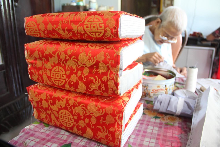 Gặp cụ bà gần 100 tuổi từng may gối cung đình Huế ảnh 1