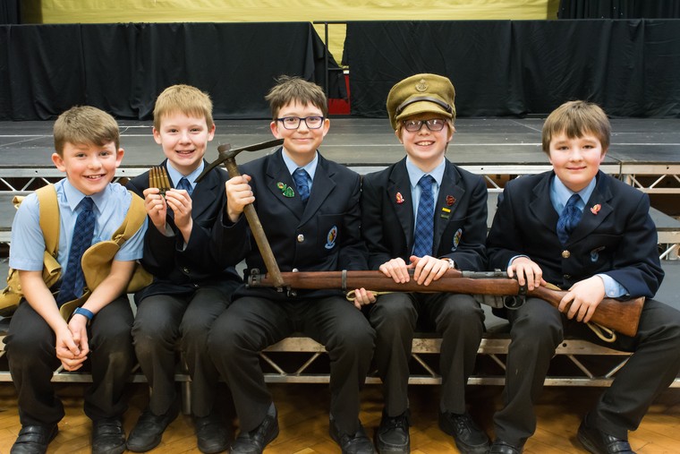 Hai mặt của đồng phục trường học ảnh 2