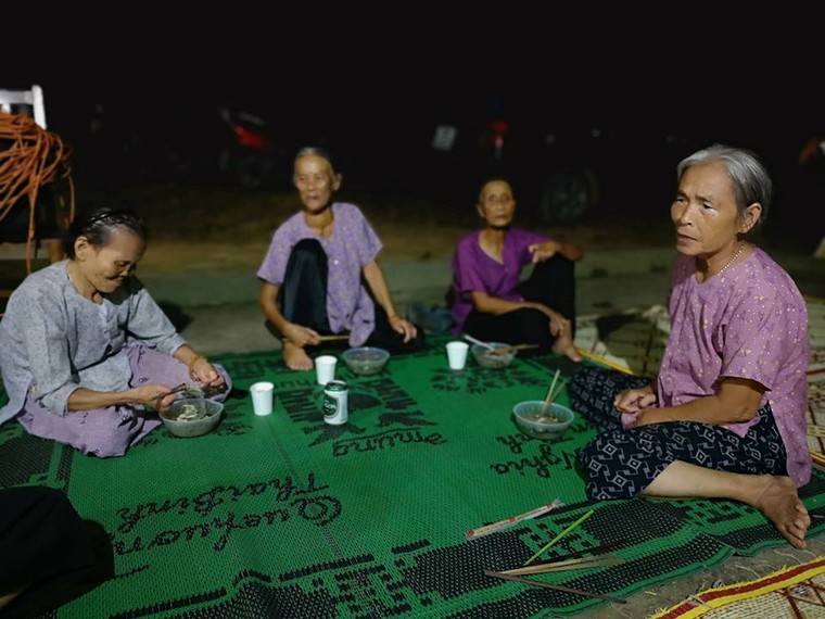 Chuyện về những người đêm hôm giúp phụ nữ bị bạo hành… đi trốn ảnh 1