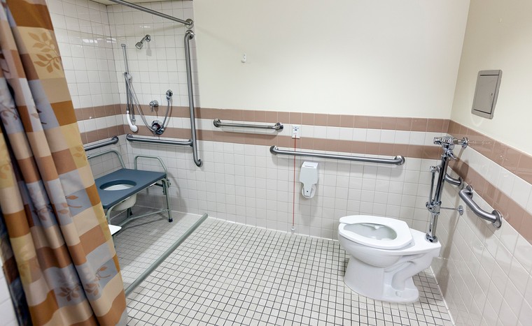 Làm thế nào để nhà vệ sinh bệnh viện sạch, đẹp? ảnh 1