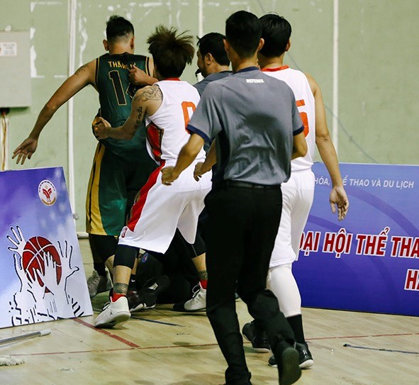 Từ chuyện cầu thủ tấn công trọng tài ảnh 1