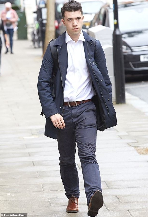 Nhà báo trẻ đứng đằng sau vụ rò rỉ chấn động nước Anh ảnh 1