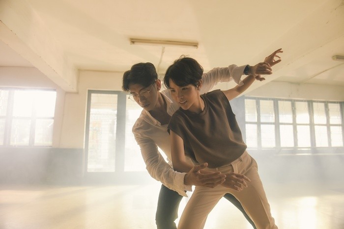 Khi diễn xuất lên tay, MV lên hạng ảnh 2