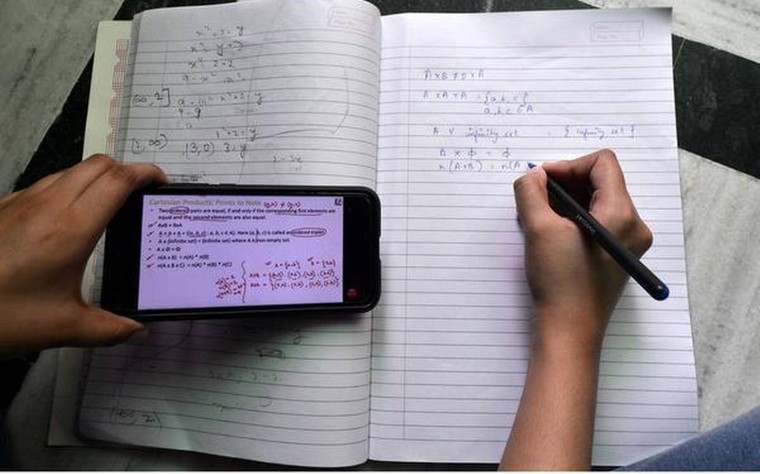 Nữ sinh Ấn Độ ở ngoài lề các lớp học online ảnh 8