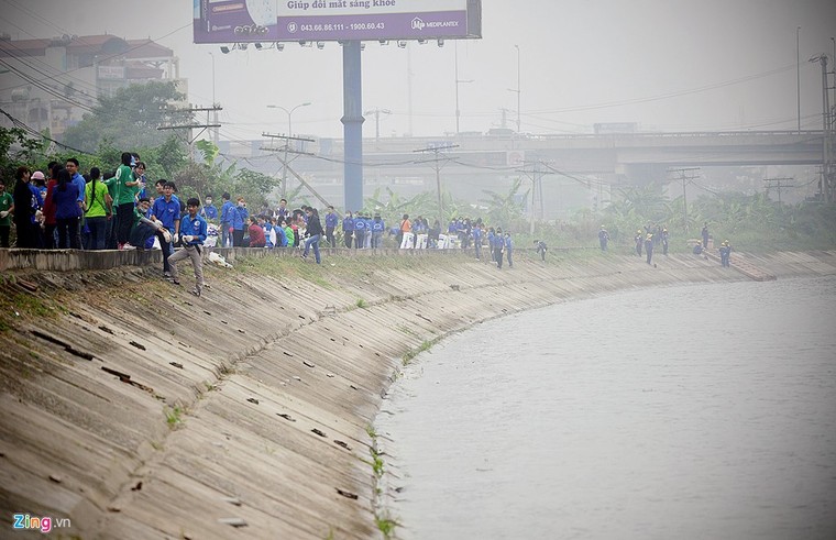 Phó Thủ tướng Vũ Đức Đam cùng sinh viên dọn rác ảnh 8