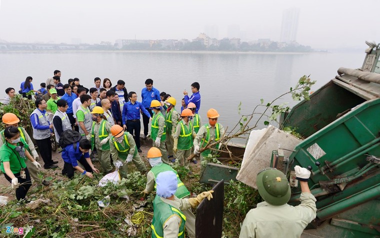 Phó Thủ tướng Vũ Đức Đam cùng sinh viên dọn rác ảnh 1