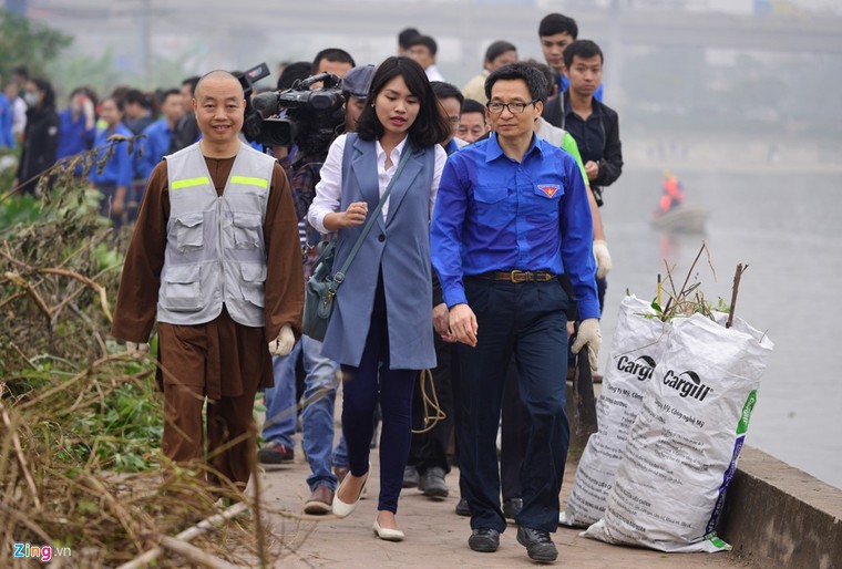 Phó Thủ tướng Vũ Đức Đam cùng sinh viên dọn rác ảnh 2