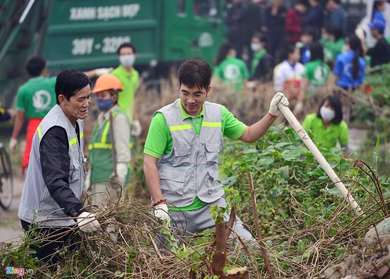Phó Thủ tướng Vũ Đức Đam cùng sinh viên dọn rác ảnh 7