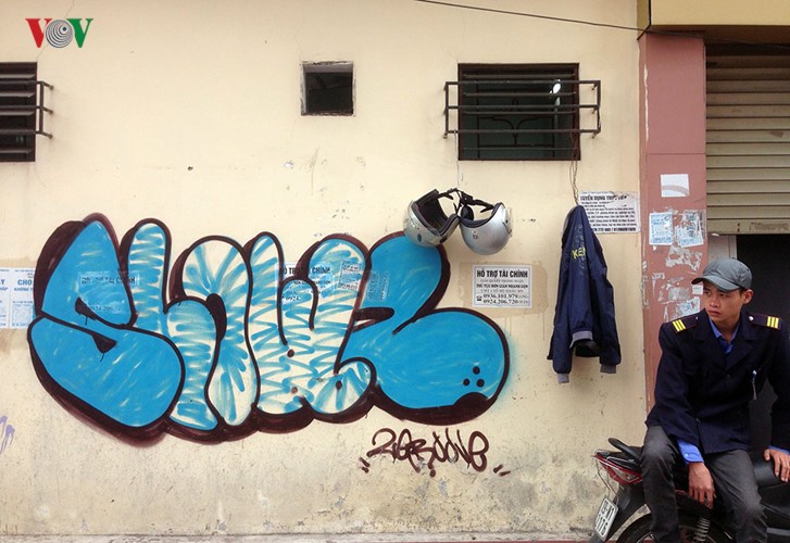 Báo động tình trạng “bôi bẩn” phố phường Hà Nội ảnh 2
