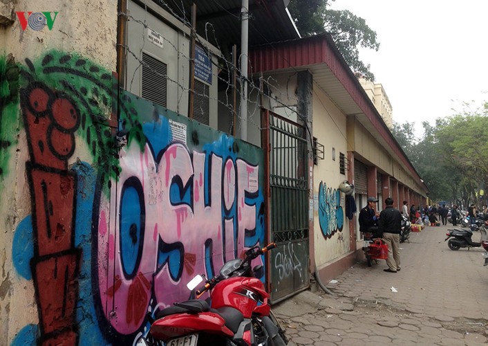 Báo động tình trạng “bôi bẩn” phố phường Hà Nội ảnh 3