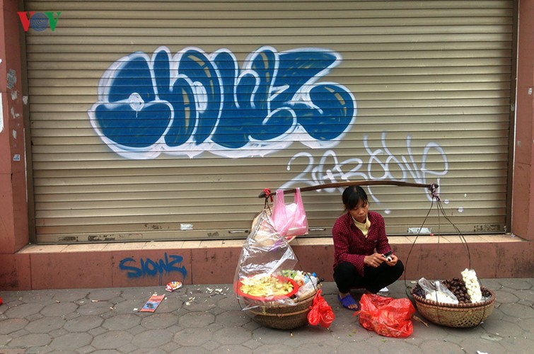 Báo động tình trạng “bôi bẩn” phố phường Hà Nội ảnh 4