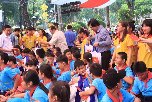 Lãnh đạo TP HCM tặng quà Tết đến 2.000 trẻ nghèo ngày cận Tết Đinh Dậu ảnh 2