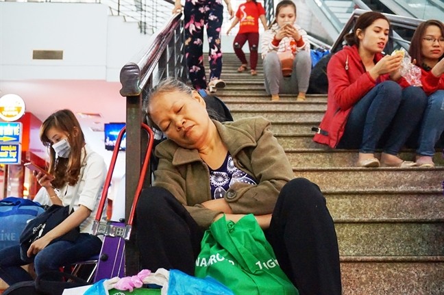 Sợ trễ tàu Tết vì kẹt xe, hàng trăm người trải chiếu nằm chờ giữa sân ga ảnh 4