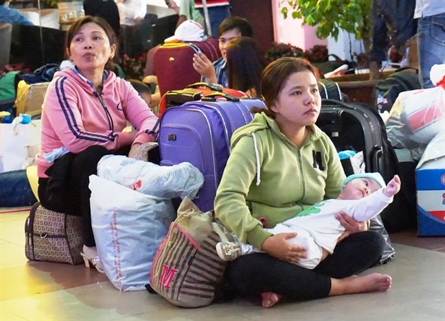 Sợ trễ tàu Tết vì kẹt xe, hàng trăm người trải chiếu nằm chờ giữa sân ga ảnh 2