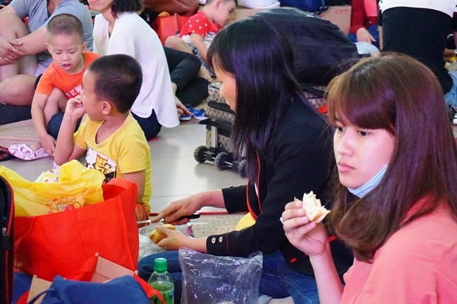 Sợ trễ tàu Tết vì kẹt xe, hàng trăm người trải chiếu nằm chờ giữa sân ga ảnh 5