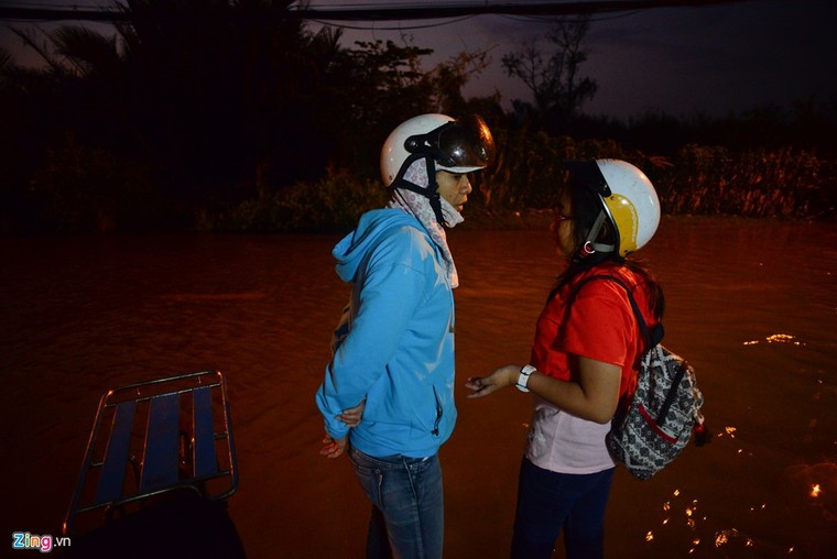 Dân Sài Gòn khốn đốn lội nước ngày triều cường đạt đỉnh ảnh 9