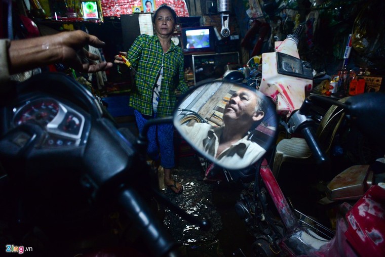 Dân Sài Gòn khốn đốn lội nước ngày triều cường đạt đỉnh ảnh 10