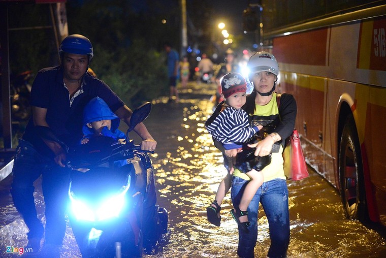 Dân Sài Gòn khốn đốn lội nước ngày triều cường đạt đỉnh ảnh 3