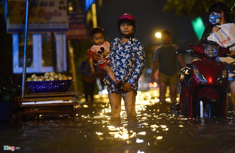 Dân Sài Gòn khốn đốn lội nước ngày triều cường đạt đỉnh ảnh 4