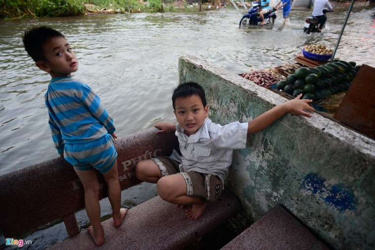 Dân Sài Gòn khốn đốn lội nước ngày triều cường đạt đỉnh ảnh 8
