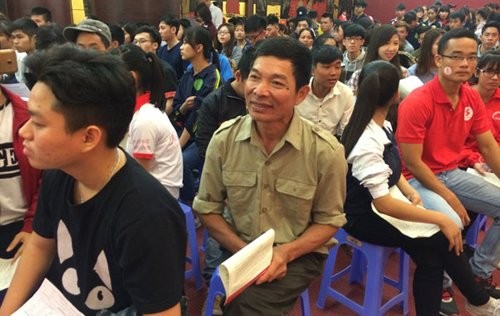 Cả nhà 11 người đi xe máy lên Hà Nội hiến máu ảnh 1