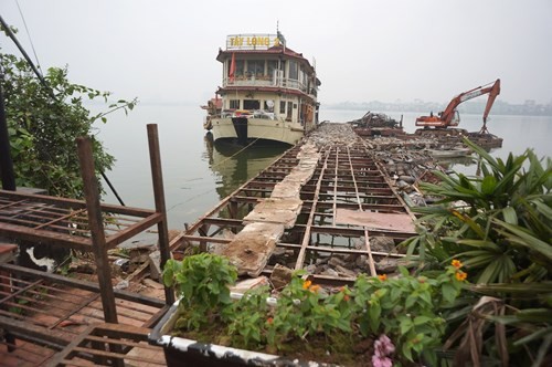 Hồ Tây hôi thối, ngập rác sau khi tháo dỡ nhà hàng nổi ảnh 11