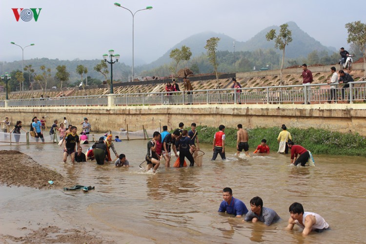Xem thi bắt cá, thêu khăn Piêu ở Lễ hội “Mùa hoa Ban” Sơn La ảnh 12