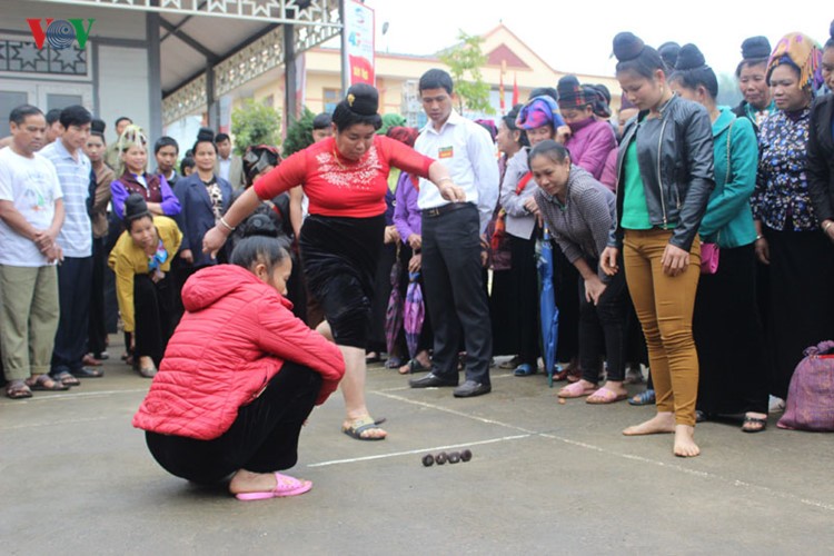 Xem thi bắt cá, thêu khăn Piêu ở Lễ hội “Mùa hoa Ban” Sơn La ảnh 3