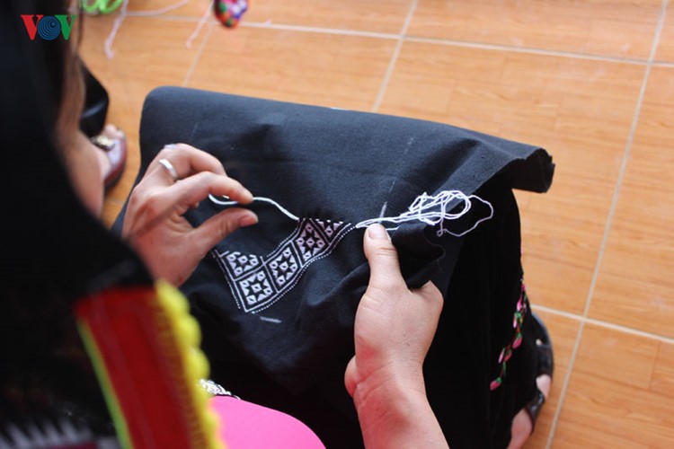 Xem thi bắt cá, thêu khăn Piêu ở Lễ hội “Mùa hoa Ban” Sơn La ảnh 8