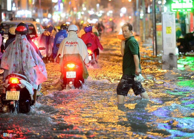 Dân Sài Gòn chống chọi với mưa ngập trái mùa ảnh 1