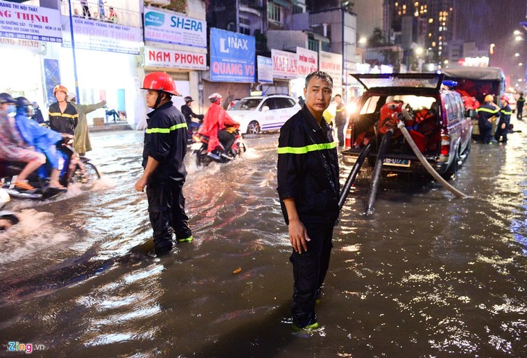 Dân Sài Gòn chống chọi với mưa ngập trái mùa ảnh 7