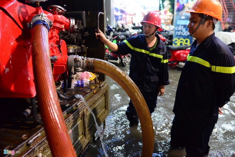 Dân Sài Gòn chống chọi với mưa ngập trái mùa ảnh 6