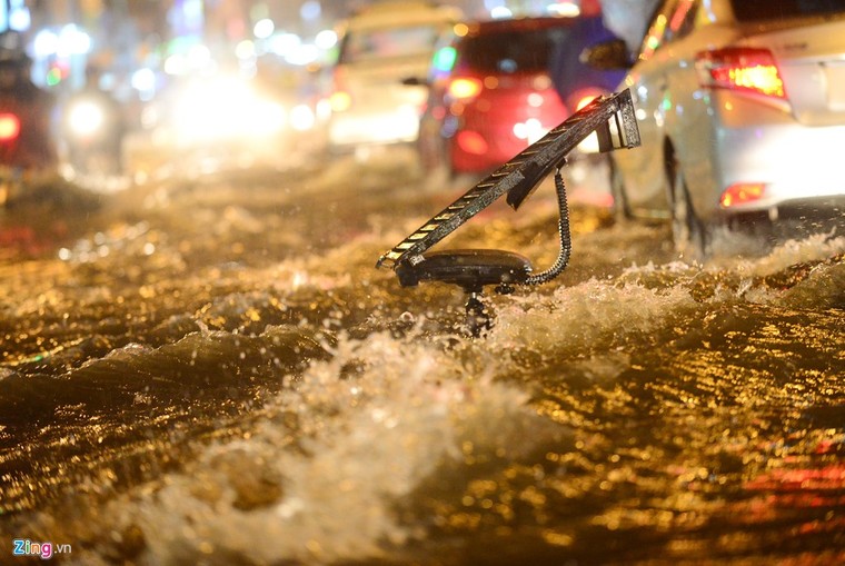 Dân Sài Gòn chống chọi với mưa ngập trái mùa ảnh 3